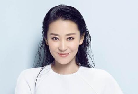 昔日她为“前途”放弃罗晋，如今嫁五十八岁富豪，悄然活成仙女模样——苗圃的逆向人生
